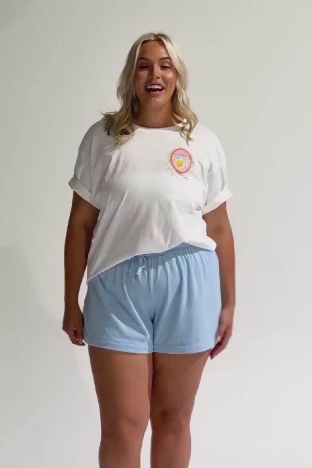 Blonde model discussing her size and height in t-shirt and shorts